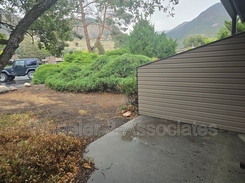1 Bed, 1 Bath Ogden Townhouse| 942 Sq Ft, Vaulted Great Room, In-Unit Laundry property image