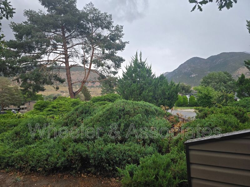 1 Bed, 1 Bath Ogden Townhouse| 942 Sq Ft, Vaulted Great Room, In-Unit Laundry property image