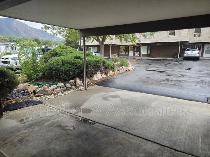 1 Bed, 1 Bath Ogden Townhouse| 942 Sq Ft, Vaulted Great Room, In-Unit Laundry property image