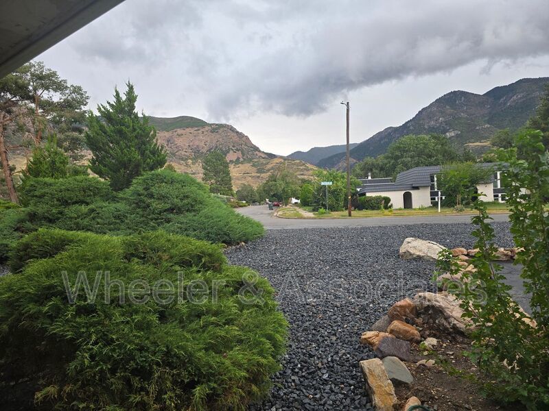 1 Bed, 1 Bath Ogden Townhouse| 942 Sq Ft, Vaulted Great Room, In-Unit Laundry property image