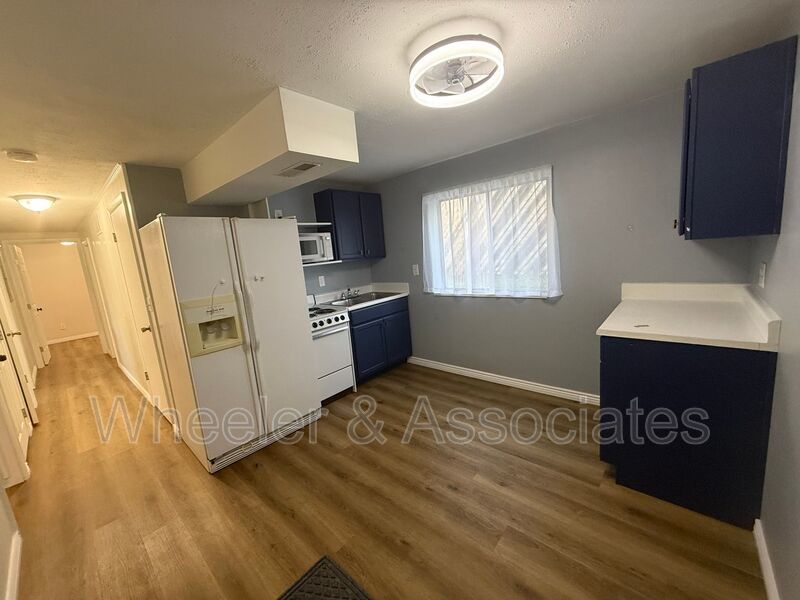 All utilities paid 2 bed 1 bath daylight duplex, with 1 bath has washer and dryer included with water softener. property image