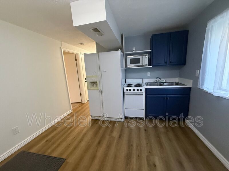 All utilities paid 2 bed 1 bath daylight duplex, with 1 bath has washer and dryer included with water softener. property image