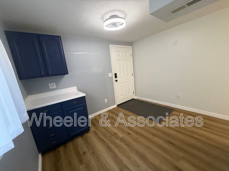 All utilities paid 2 bed 1 bath daylight duplex, with 1 bath has washer and dryer included with water softener. property image