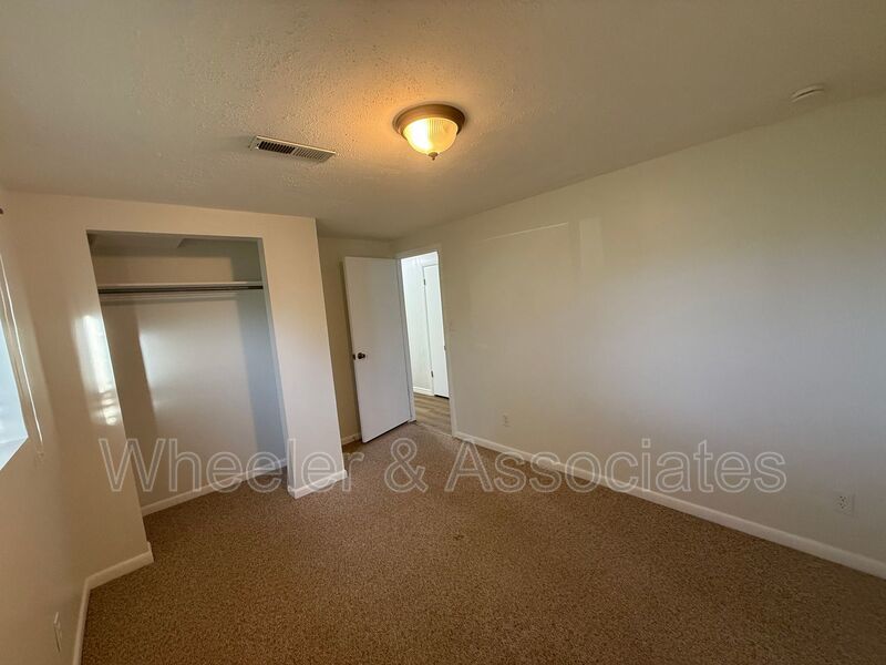 All utilities paid 2 bed 1 bath daylight duplex, with 1 bath has washer and dryer included with water softener. property image