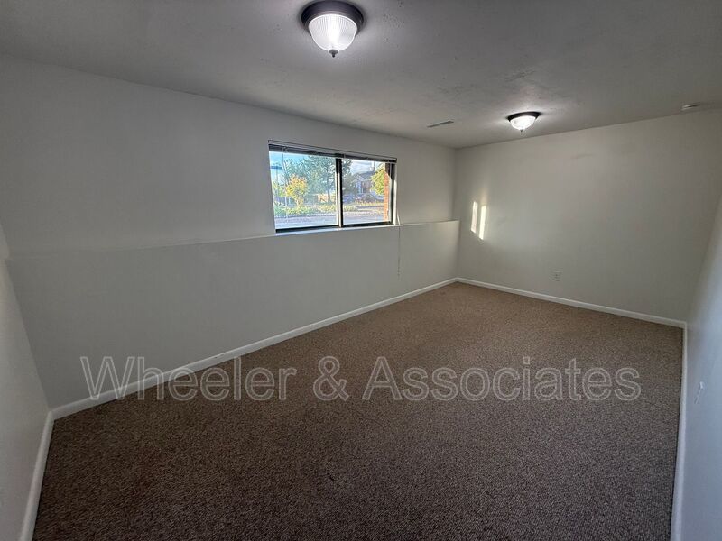 All utilities paid 2 bed 1 bath daylight duplex, with 1 bath has washer and dryer included with water softener. property image
