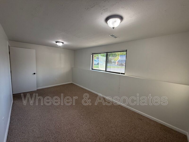 All utilities paid 2 bed 1 bath daylight duplex, with 1 bath has washer and dryer included with water softener. property image