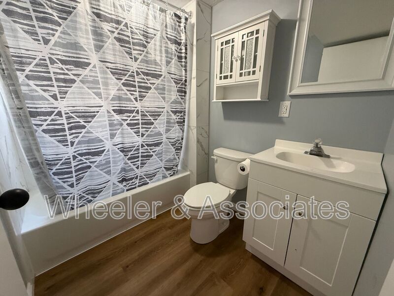All utilities paid 2 bed 1 bath daylight duplex, with 1 bath has washer and dryer included with water softener. property image