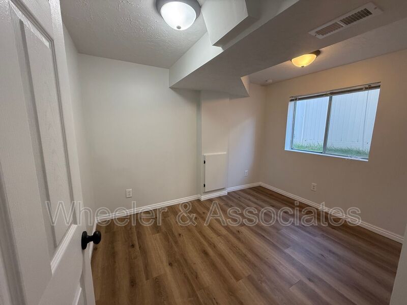 All utilities paid 2 bed 1 bath daylight duplex, with 1 bath has washer and dryer included with water softener. property image
