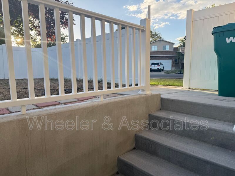All utilities paid 2 bed 1 bath daylight duplex, with 1 bath has washer and dryer included with water softener. property image