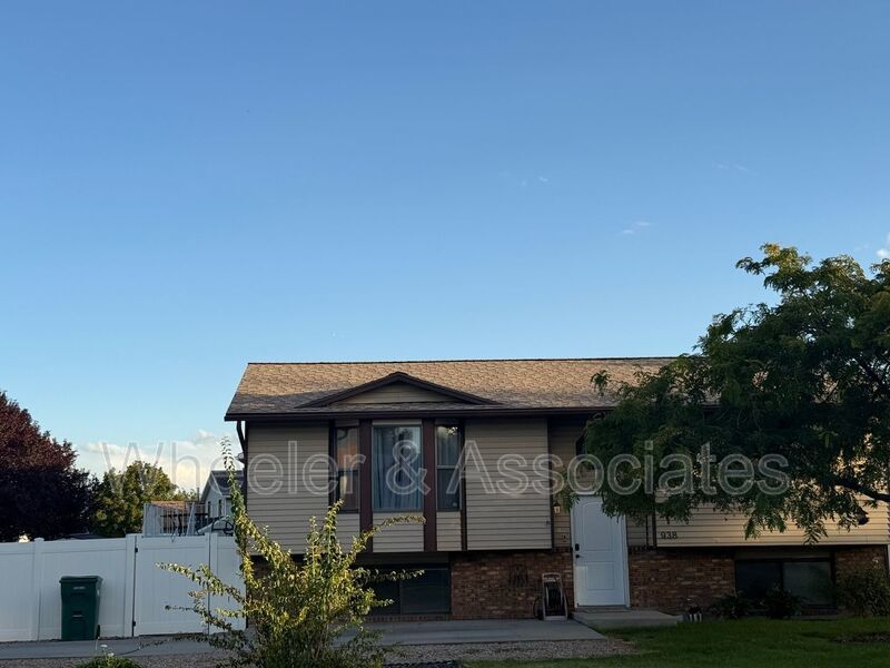 All utilities paid 2 bed 1 bath daylight duplex, with 1 bath has washer and dryer included with water softener. property image
