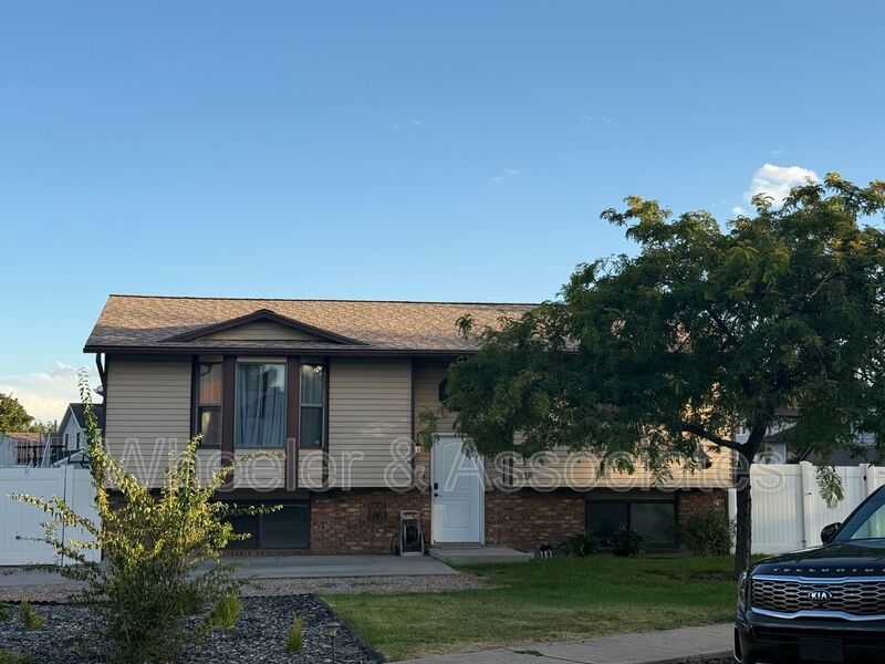 All utilities paid 2 bed 1 bath daylight duplex, with 1 bath has washer and dryer included with water softener. property image