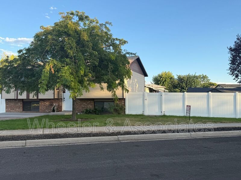 All utilities paid 2 bed 1 bath daylight duplex, with 1 bath has washer and dryer included with water softener. property image